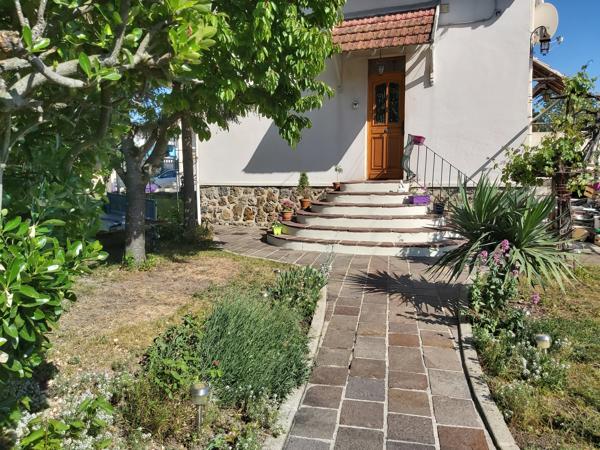 Maison
         6 pièces
        - 124 m² 450 000 € *
