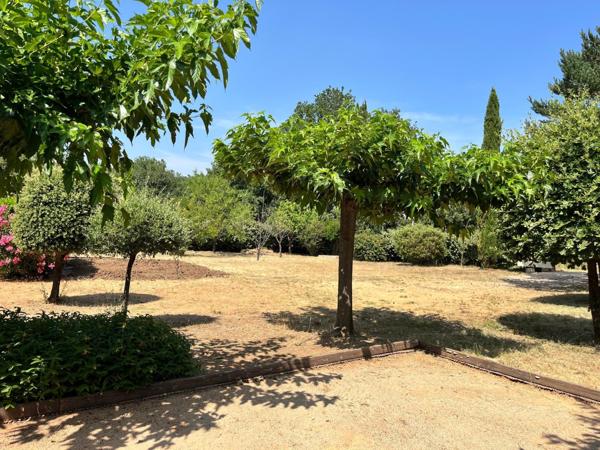 Terrain constructible de 1100m2 de surface utile.