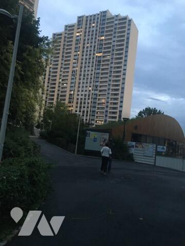 ISSY LES MOULINEAUX : studio  35,74 m2 avec loggia, cave et parking. Proche métro Colonel Fabien.