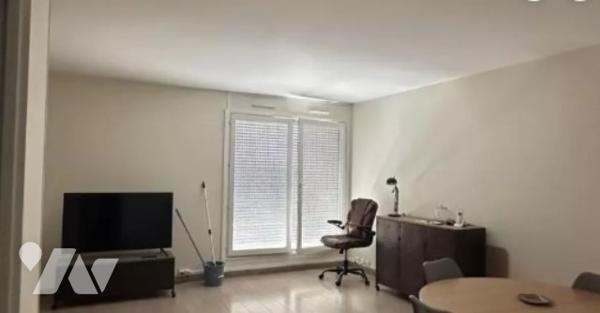 ISSY LES MOULINEAUX : studio  35,74 m2 avec loggia, cave et parking. Proche métro Colonel Fabien.