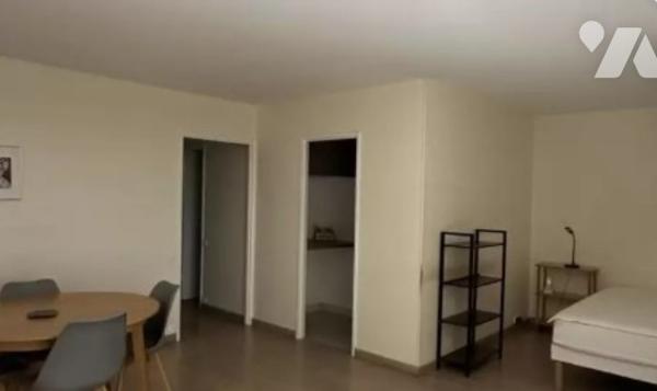 ISSY LES MOULINEAUX : studio  35,74 m2 avec loggia, cave et parking. Proche métro Colonel Fabien.