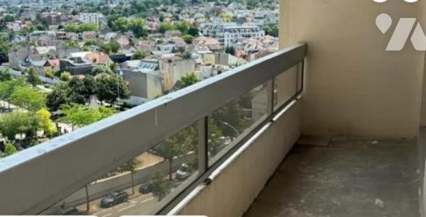 ISSY LES MOULINEAUX : studio  35,74 m2 avec loggia, cave et parking. Proche métro Colonel Fabien.