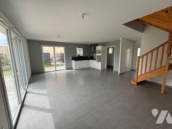 A VENDRE, Gironde, proche Bordeaux, PAREMPUYRE, secteur calme proche du centre, sur un terrain ...
