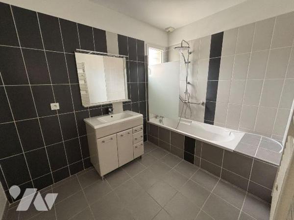 A VENDRE, Gironde, proche Bordeaux, PAREMPUYRE, secteur calme proche du centre, sur un terrain ...