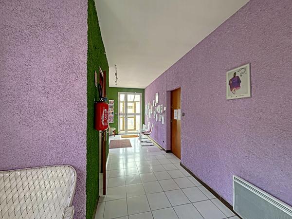 BLAGNAC - Place du Relais - Local commercial d'environ 66.27 m² traversant , Blagnac