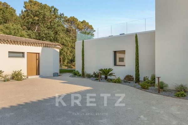 Propriété contemporaine domaine privé MOUGINS vue mer