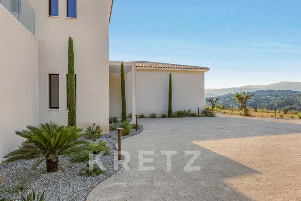 Propriété contemporaine domaine privé MOUGINS vue mer