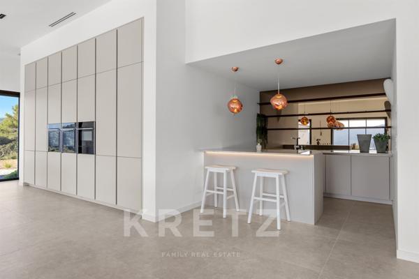 Propriété contemporaine domaine privé MOUGINS vue mer