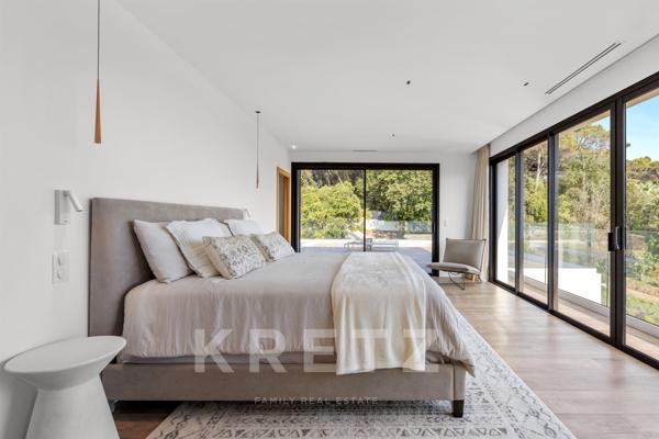 Propriété contemporaine domaine privé MOUGINS vue mer