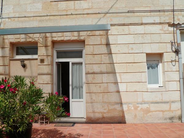 CHARMANT T3 DANS IMMEUBLE PIERRE