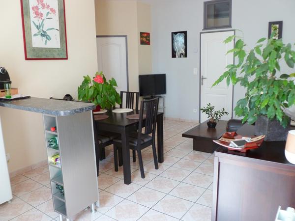 CHARMANT T3 DANS IMMEUBLE PIERRE