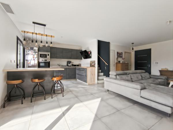 Très belle villa de type T4 climatisée avec terrain et garage