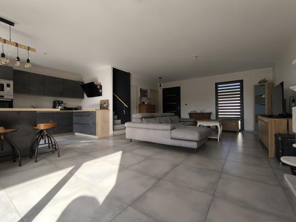 Très belle villa de type T4 climatisée avec terrain et garage