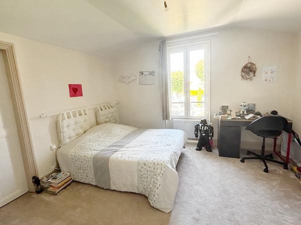 TRES BELLE MAISON T7 DE 192M² ENTIEREMENT RENOVEE DONT T2 INDEPENDANT DE 33 M² AU CALME SUR 900 M² DE TERRAIN