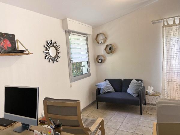 TRES BELLE MAISON T7 DE 192M² ENTIEREMENT RENOVEE DONT T2 INDEPENDANT DE 33 M² AU CALME SUR 900 M² DE TERRAIN