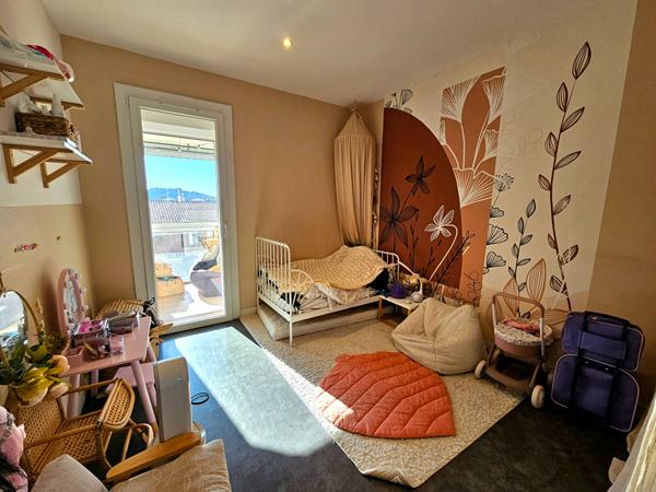 Appartement en haut de villa de type 4 avec terrasse La Crau au calme