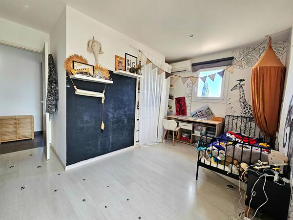 Appartement en haut de villa de type 4 avec terrasse La Crau au calme