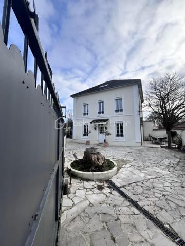 Découvrez cette magnifique maison de Maître du XIXe à Claye-Souilly 28 min de Roissy en France , parfaite pour ceux qui recherchent un cadre de vie serein et authentique. Située dans un environnement apaisant, cette demeure de caractère offre un style de vie unique, alliant tranquillité et proximité urbaine au bord du canal de L'Ourcq.

Ce splendide bien de 200 m² avec le sous sol  est composé de 7 pièces spacieuses, avec une belle répartition des espaces qui promet confort et convivialité. 

À l'intérieur, chaque pièce révèle un caractère distinct, où matériaux de qualité et finitions soignées se rejoignent. Profitez de moments chaleureux dans un séjour et salle à manger lumineux et spacieux, tandis qu'une grande cuisine spacieuse et fonctionnelle avec accès sur la terrasse vous invite à partager de beau  moments 
.
Cette magnifique maison se compose aussi de 6 chambres sur deux niveaux, une  grande salle de bain, une salle d'eau et un dressing.

Côté extérieur, laissez-vous séduire par une terrasse accueillante et jardin sans vis-à-vis, parfaits pour les douces soirées d'été. Ils offrent  un espace parfait pour vos moments de détente en toute intimité.

Avec un sous-sol total  comprenant une cave à vin, buanderie, cellier et une grande pièce, cette maison sans mitoyenneté garantit accès et confort sans compromis.

 Proche des commodités quotidiennes, elle permet un accès facile à toutes les nécessités de la vie urbaine. (écoles, commerces, transport en commun)


N'attendez plus pour enrichir votre quotidien de sérénité et d'élégance intemporelle, et contactez Aurélie TOMBETTE pour toute visite ou information complémentaire.
