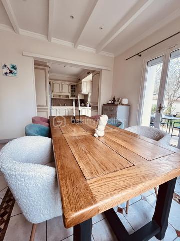Découvrez cette magnifique maison de Maître du XIXe à Claye-Souilly 28 min de Roissy en France , parfaite pour ceux qui recherchent un cadre de vie serein et authentique. Située dans un environnement apaisant, cette demeure de caractère offre un style de vie unique, alliant tranquillité et proximité urbaine au bord du canal de L'Ourcq.

Ce splendide bien de 200 m² avec le sous sol  est composé de 7 pièces spacieuses, avec une belle répartition des espaces qui promet confort et convivialité. 

À l'intérieur, chaque pièce révèle un caractère distinct, où matériaux de qualité et finitions soignées se rejoignent. Profitez de moments chaleureux dans un séjour et salle à manger lumineux et spacieux, tandis qu'une grande cuisine spacieuse et fonctionnelle avec accès sur la terrasse vous invite à partager de beau  moments 
.
Cette magnifique maison se compose aussi de 6 chambres sur deux niveaux, une  grande salle de bain, une salle d'eau et un dressing.

Côté extérieur, laissez-vous séduire par une terrasse accueillante et jardin sans vis-à-vis, parfaits pour les douces soirées d'été. Ils offrent  un espace parfait pour vos moments de détente en toute intimité.

Avec un sous-sol total  comprenant une cave à vin, buanderie, cellier et une grande pièce, cette maison sans mitoyenneté garantit accès et confort sans compromis.

 Proche des commodités quotidiennes, elle permet un accès facile à toutes les nécessités de la vie urbaine. (écoles, commerces, transport en commun)


N'attendez plus pour enrichir votre quotidien de sérénité et d'élégance intemporelle, et contactez Aurélie TOMBETTE pour toute visite ou information complémentaire.