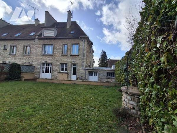 Maison comprenant : 
- au rez-de-chaussée : entrée desservant, salle à manger / salon, cuisine...