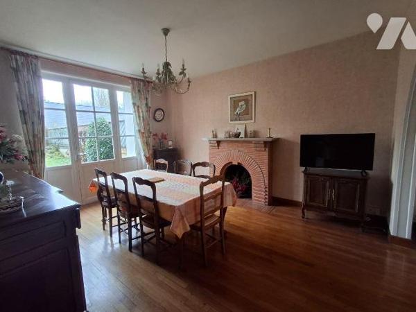 Maison comprenant : 
- au rez-de-chaussée : entrée desservant, salle à manger / salon, cuisine...