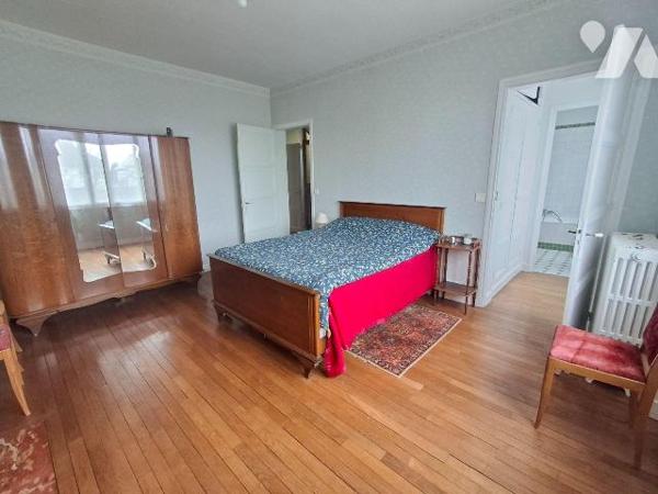 Maison comprenant : 
- au rez-de-chaussée : entrée desservant, salle à manger / salon, cuisine...