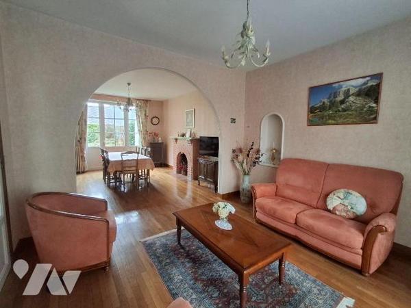 Maison comprenant : 
- au rez-de-chaussée : entrée desservant, salle à manger / salon, cuisine...