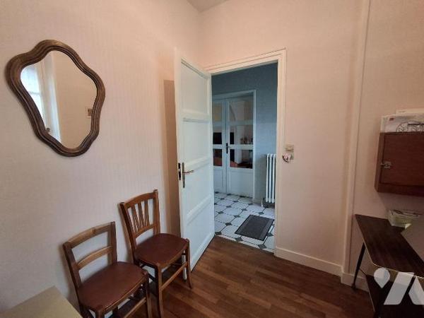 Maison comprenant : 
- au rez-de-chaussée : entrée desservant, salle à manger / salon, cuisine...