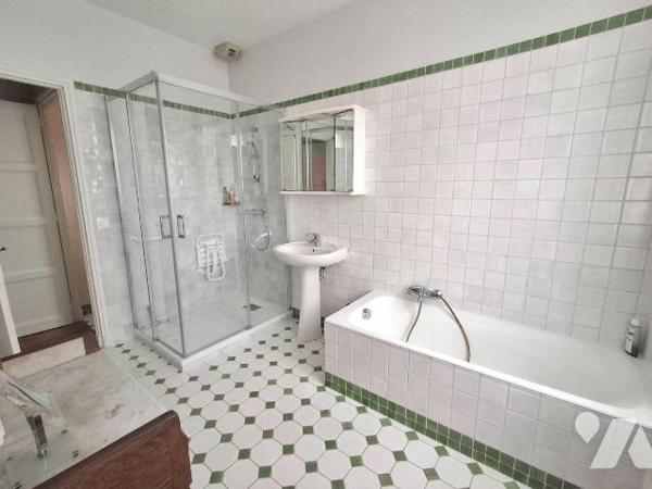 Maison comprenant : 
- au rez-de-chaussée : entrée desservant, salle à manger / salon, cuisine...