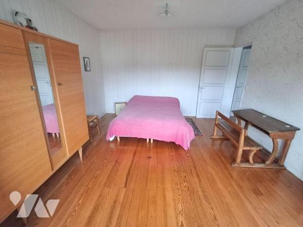 Maison comprenant : 
- au rez-de-chaussée : entrée desservant, salle à manger / salon, cuisine...