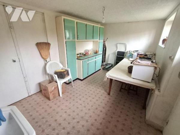 Maison comprenant : 
- au rez-de-chaussée : entrée desservant, salle à manger / salon, cuisine...