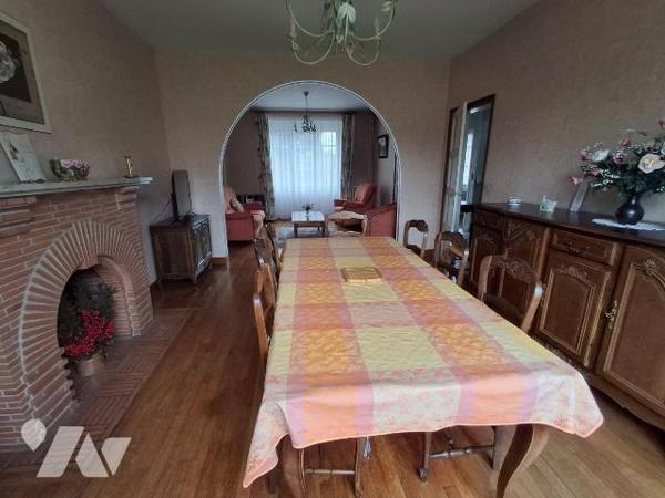 Maison comprenant : 
- au rez-de-chaussée : entrée desservant, salle à manger / salon, cuisine...