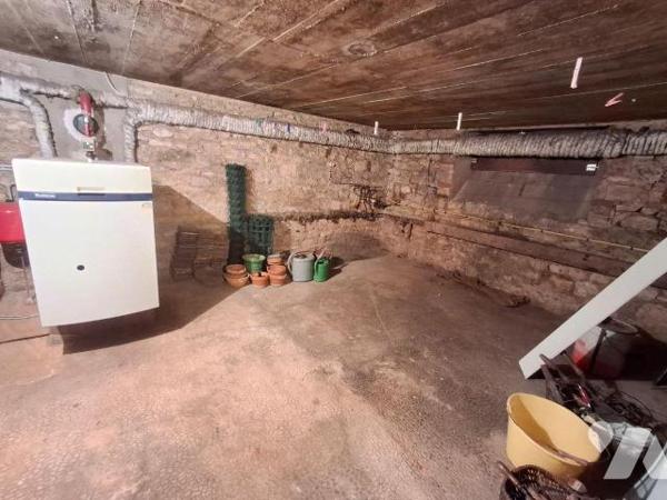 Maison comprenant : 
- au rez-de-chaussée : entrée desservant, salle à manger / salon, cuisine...