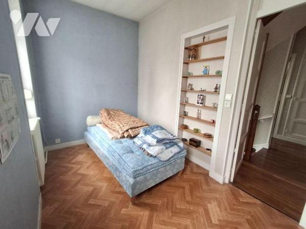 Maison comprenant : 
- au rez-de-chaussée : entrée desservant, salle à manger / salon, cuisine...