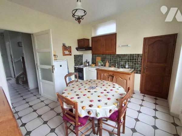 Maison comprenant : 
- au rez-de-chaussée : entrée desservant, salle à manger / salon, cuisine...