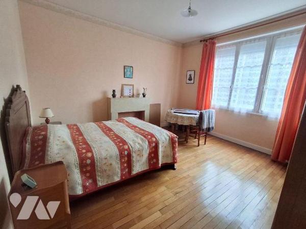 Maison comprenant : 
- au rez-de-chaussée : entrée desservant, salle à manger / salon, cuisine...