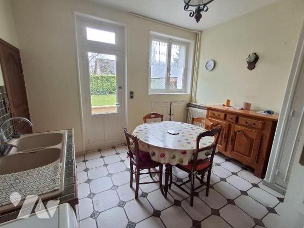 Maison comprenant : 
- au rez-de-chaussée : entrée desservant, salle à manger / salon, cuisine...