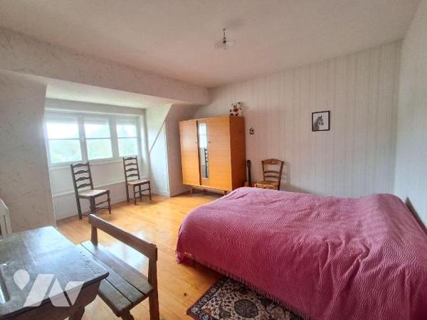 Maison comprenant : 
- au rez-de-chaussée : entrée desservant, salle à manger / salon, cuisine...