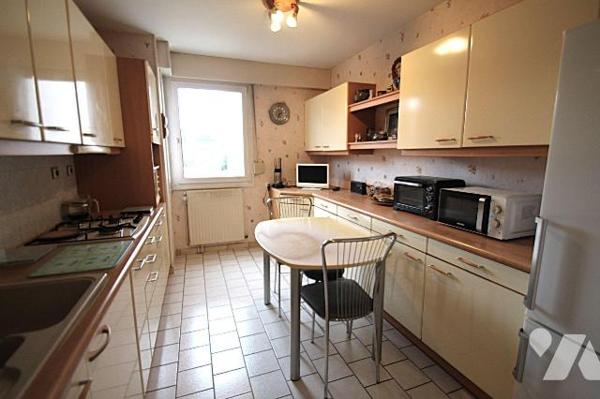 Plein centre, proche toute commodité, Au 2éme étage d'un immeuble avec ascenseur, appartement d...