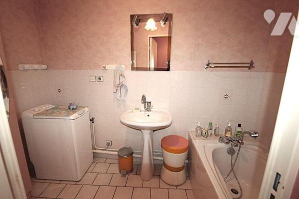 Plein centre, proche toute commodité, Au 2éme étage d'un immeuble avec ascenseur, appartement d...