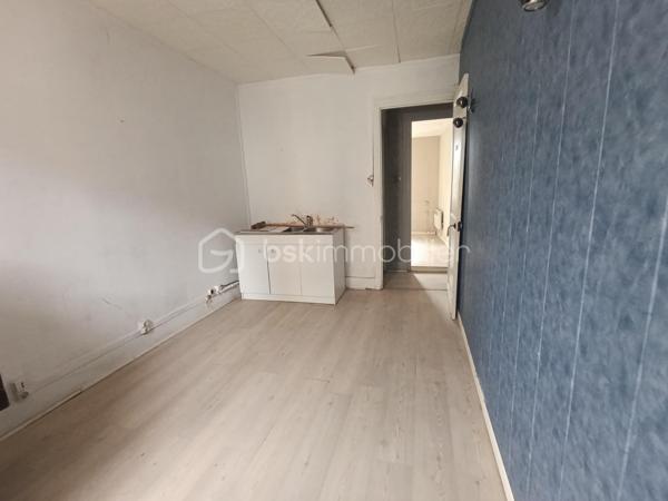À vendre – Local commercial avec appartement indépendant et caves 

Situé sur la Rue de la République, ce local commercial d’environ 47 m², (anciennement exploité en boucherie), bénéficie d’un emplacement visible et recherché, faisant partie d'une copropriété

Il se compose :
d’un espace de vente principal avec vitrine d'environ 47 m²
d’un appartement attenant d’environ 30 m², comprenant 2 pièces, pouvant être aménagé en logement indépendant avec des travaux à prévoir ou bureau ou logement de fonction.
de 2 caves offrant un espace de stockage appréciable.

Ce bien présente un fort potentiel pour un commerçant, artisan ou investisseur, avec la possibilité de dissocier activité professionnelle et habitation.

Points forts :
Emplacement sur axe passant
Possibilité d’appartement indépendant
Electricité refaite ainsi qu'une climatisation a été installée dans la partie local commercial 
Double usage : professionnel et habitation
Caves pour stockage
Fort potentiel d’aménagement

Pour plus d’informations ou organiser une visite, merci de nous contacter.