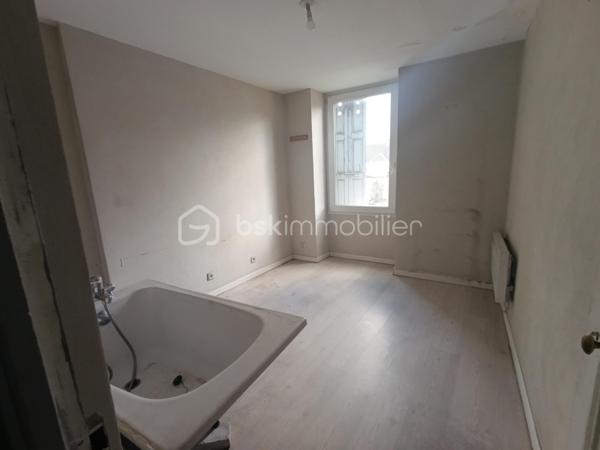 À vendre – Local commercial avec appartement indépendant et caves 

Situé sur la Rue de la République, ce local commercial d’environ 47 m², (anciennement exploité en boucherie), bénéficie d’un emplacement visible et recherché, faisant partie d'une copropriété

Il se compose :
d’un espace de vente principal avec vitrine d'environ 47 m²
d’un appartement attenant d’environ 30 m², comprenant 2 pièces, pouvant être aménagé en logement indépendant avec des travaux à prévoir ou bureau ou logement de fonction.
de 2 caves offrant un espace de stockage appréciable.

Ce bien présente un fort potentiel pour un commerçant, artisan ou investisseur, avec la possibilité de dissocier activité professionnelle et habitation.

Points forts :
Emplacement sur axe passant
Possibilité d’appartement indépendant
Electricité refaite ainsi qu'une climatisation a été installée dans la partie local commercial 
Double usage : professionnel et habitation
Caves pour stockage
Fort potentiel d’aménagement

Pour plus d’informations ou organiser une visite, merci de nous contacter.
