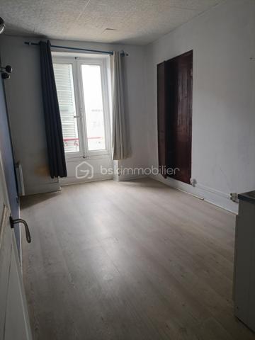 À vendre – Local commercial avec appartement indépendant et caves 

Situé sur la Rue de la République, ce local commercial d’environ 47 m², (anciennement exploité en boucherie), bénéficie d’un emplacement visible et recherché, faisant partie d'une copropriété

Il se compose :
d’un espace de vente principal avec vitrine d'environ 47 m²
d’un appartement attenant d’environ 30 m², comprenant 2 pièces, pouvant être aménagé en logement indépendant avec des travaux à prévoir ou bureau ou logement de fonction.
de 2 caves offrant un espace de stockage appréciable.

Ce bien présente un fort potentiel pour un commerçant, artisan ou investisseur, avec la possibilité de dissocier activité professionnelle et habitation.

Points forts :
Emplacement sur axe passant
Possibilité d’appartement indépendant
Electricité refaite ainsi qu'une climatisation a été installée dans la partie local commercial 
Double usage : professionnel et habitation
Caves pour stockage
Fort potentiel d’aménagement

Pour plus d’informations ou organiser une visite, merci de nous contacter.