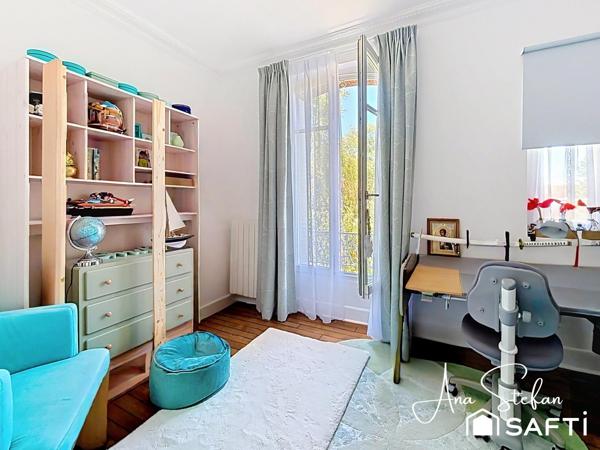 Rare à Rambouillet ! Élégante demeure familiale de 155 m² avec 4 chambres, bureau et jardin de 673 m², à 5 min à pied de la gare et du centre-ville.