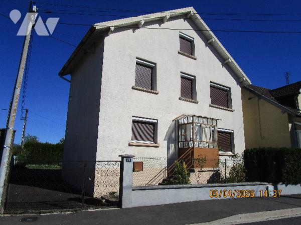 Proche centre ville, écoles et gare : Maison composée de 6 pièces et garage accolé , le tout sur 4 a