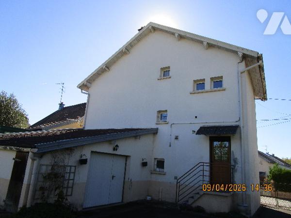 Proche centre ville, écoles et gare : Maison composée de 6 pièces et garage accolé , le tout sur 4 a