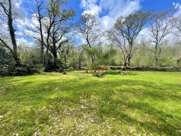 A Combrit, Finistère Sud: 
Découvrez cette bâtisse de 230 m² au sol environ, sur un terrain pa...