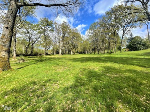 A Combrit, Finistère Sud: 
Découvrez cette bâtisse de 230 m² au sol environ, sur un terrain pa...