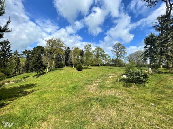 A Combrit, Finistère Sud: 
Découvrez cette bâtisse de 230 m² au sol environ, sur un terrain pa...