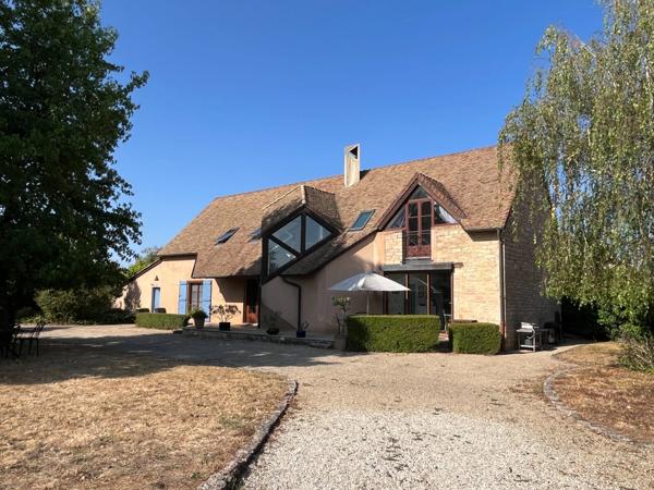 Maison à vendre 10 pièces au coeur de CUISERY (71), avec piscine